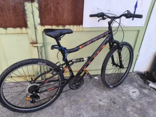 Bicicleta de montaña negra