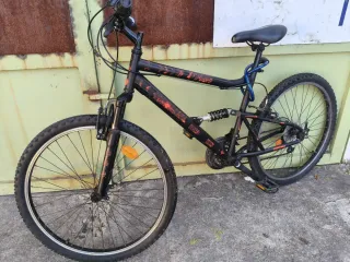 Bicicleta de montaña negra