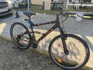 Bicicleta de montaña negra