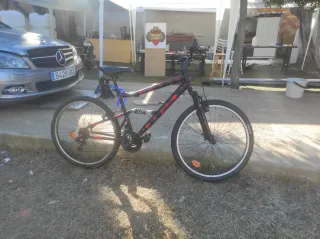 Bicicleta de montaña negra