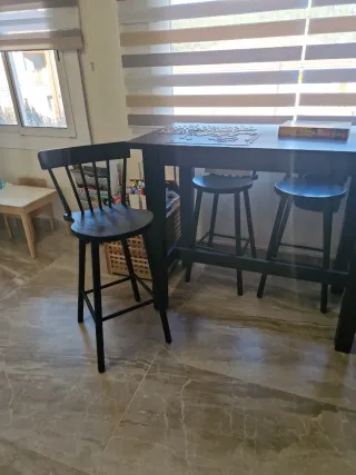 Mesa alta y 4 sillas negras