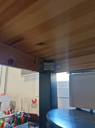 Mesa alta y 4 sillas negras