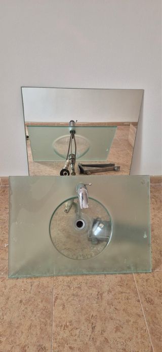 Lavabo de cristal con grifo y espejo