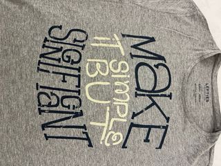 T-shirt cinzenta Lefties com frase