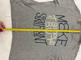 T-shirt cinzenta Lefties com frase