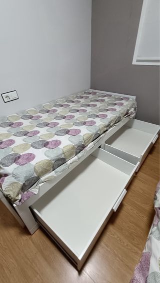 Cama blanca con cajones