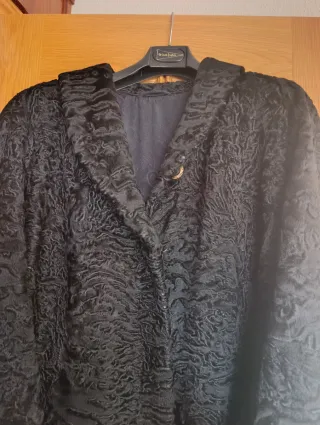 Abrigo de astracán negro