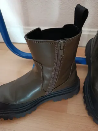 Botas ZARA engomadas verde militar
