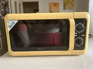 Microondas con grill amarillo