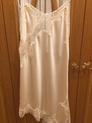 Vestido lencero Zara encaje beige nuevo sin estren