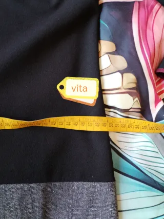 Abito nero e grigio con paillettes