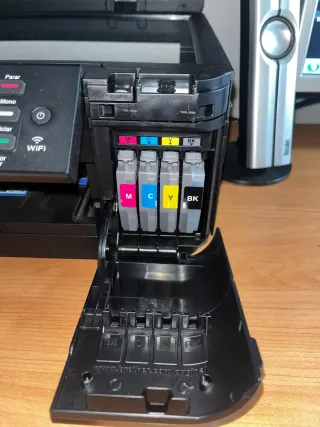 Impresora Brother DCP-J572DW + los 4 cartuchos