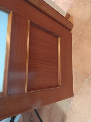 Puerta de madera con cristal