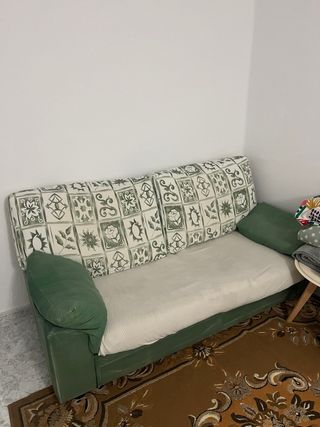 Sofá de tela verde y estampado