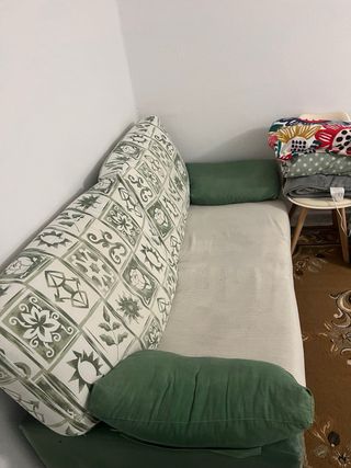 Sofá de tela verde y estampado