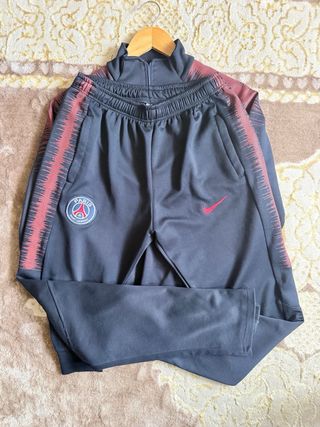Conjunto deportivo Nike azul y rojo