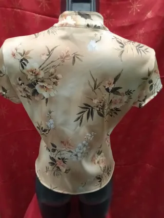 Blusa estilo qipao satinada con estampado floral