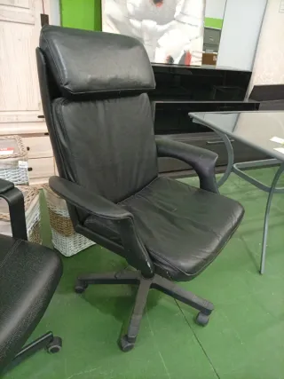 Silla giratoria de oficina negra.