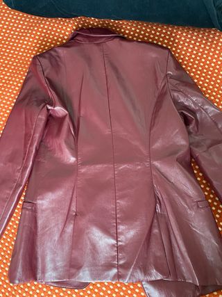 Blazer Guess símil piel Talla M burdeos