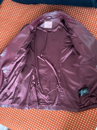 Blazer Guess símil piel Talla M burdeos