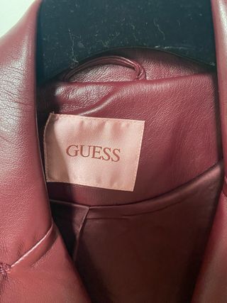 Blazer Guess símil piel Talla M burdeos