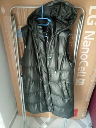 Chaleco acolchado negro con capucha