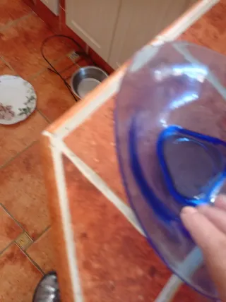 Cuencos de cristal azul para aperitivo