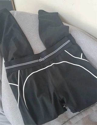 Set Alo Yoga nero con dettagli bianchi