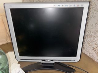 Ordenador de mesa Philips con teclado