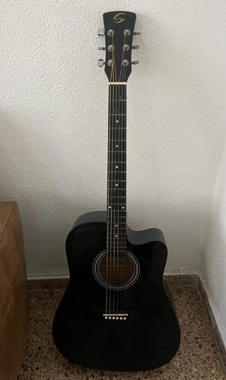 Guitarra negra en muy buen estado