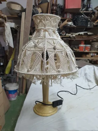 Lámpara de mesa decorativa con luz cálida.