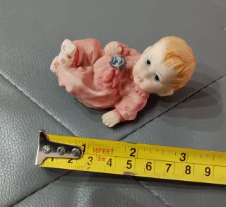 Piccola statuina Bambino neonato in ceramica