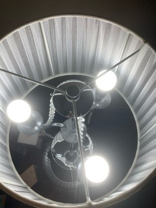 Lámpara de mesa con tulipa blanca de tela