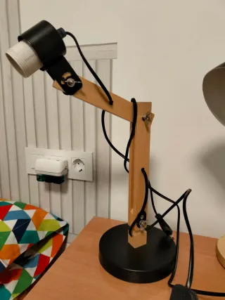 Lámpara de mesa madera y metal