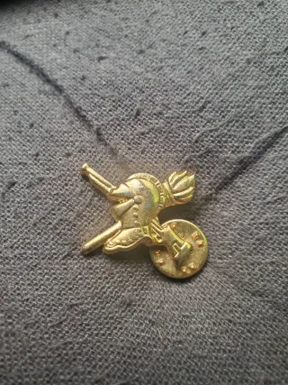 4 insignias militares doradas