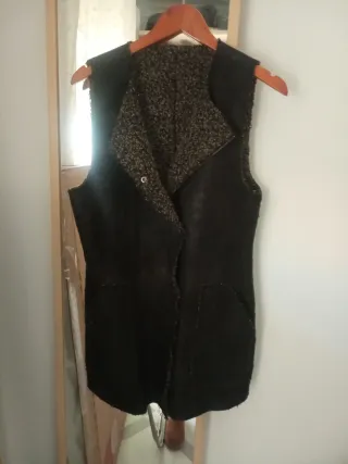 Chaleco reversible negro y multicolor