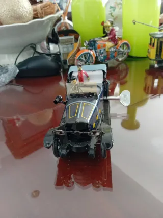 Coche de hojalata antiguo reproducción