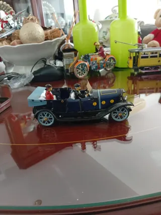 Coche de hojalata antiguo reproducción