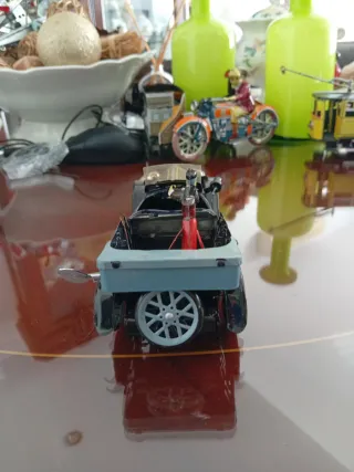 Coche de hojalata antiguo reproducción