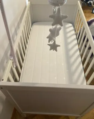 Cuna de bebé blanca