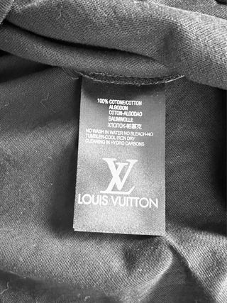 T-shirt Louis Vuitton nera con logo