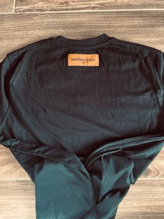 T-shirt Louis Vuitton nera con logo