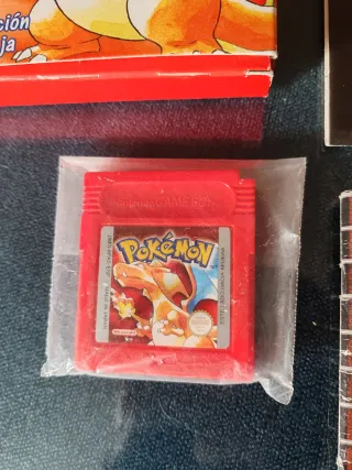 Pokémon Edición Roja (Game Boy Color) en su caja