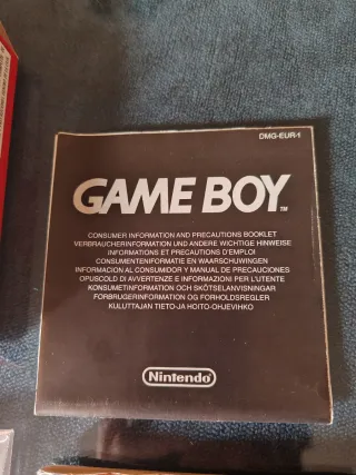Pokémon Edición Roja (Game Boy Color) en su caja