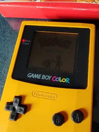Pokémon Edición Roja (Game Boy Color) en su caja