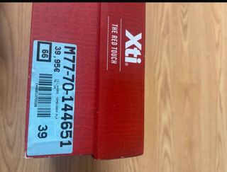 Zapatillas Xti número 39 con brillo valían 39,95