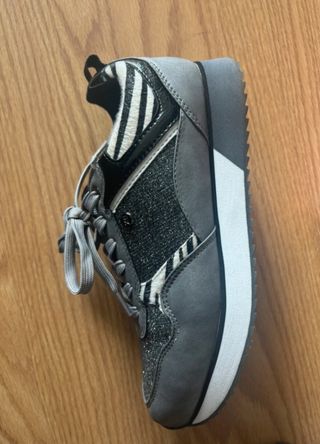Zapatillas Xti número 39 con brillo valían 39,95