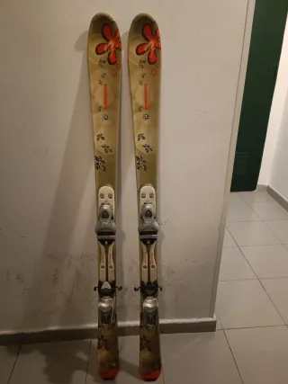 Esquís Rossignol con flores