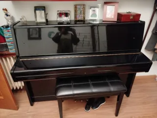 Piano vertical con taburete