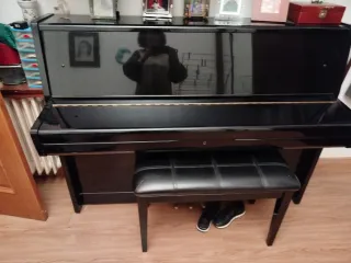 Piano vertical con taburete